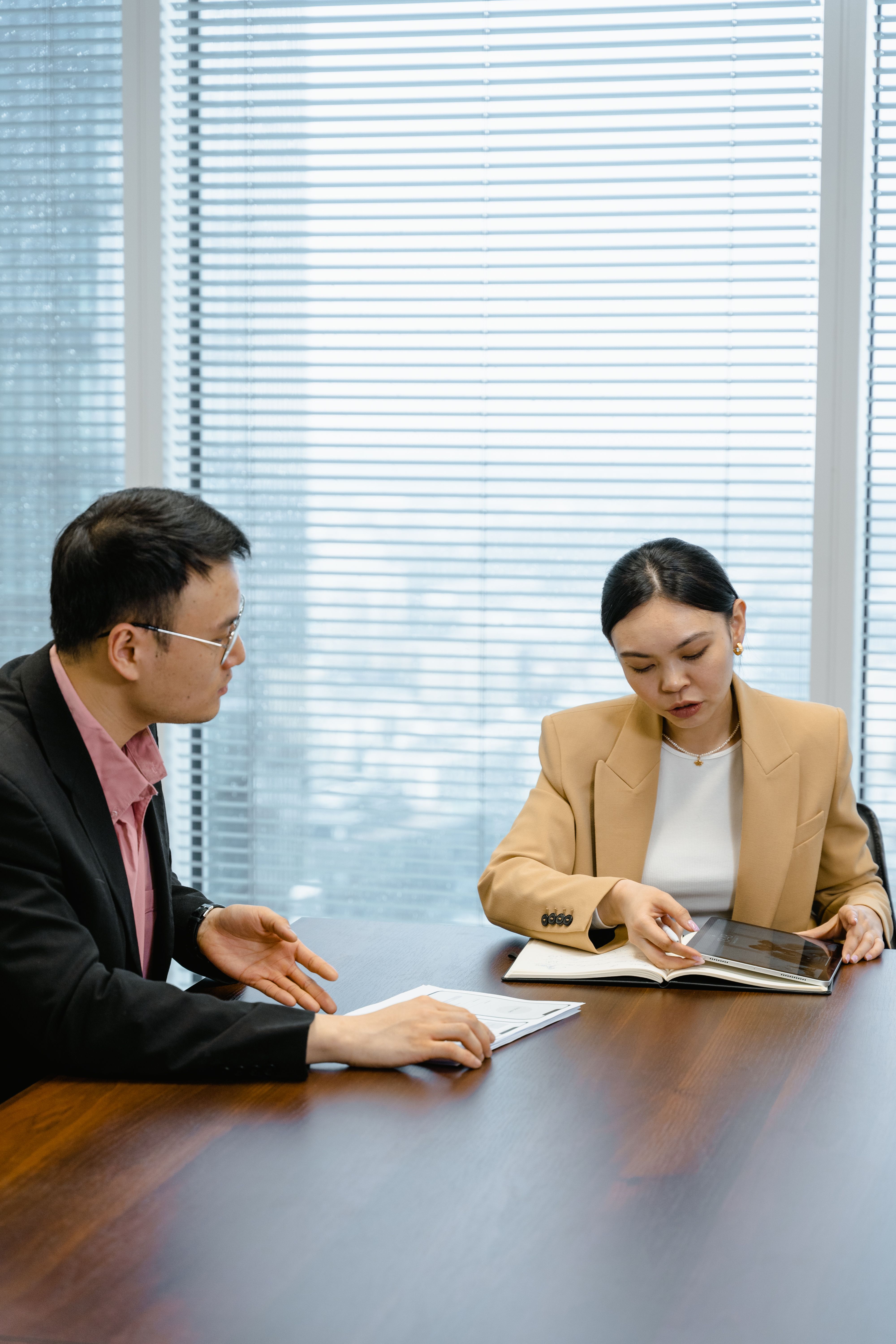 Hai đồng nghiệp trao đổi bằng tiếng Anh trong văn phòng
