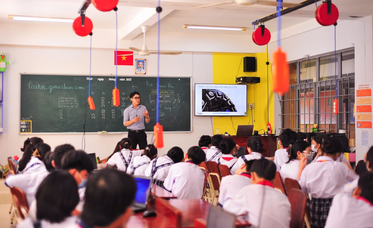 Giáo viên hướng dẫn học sinh trong giờ học