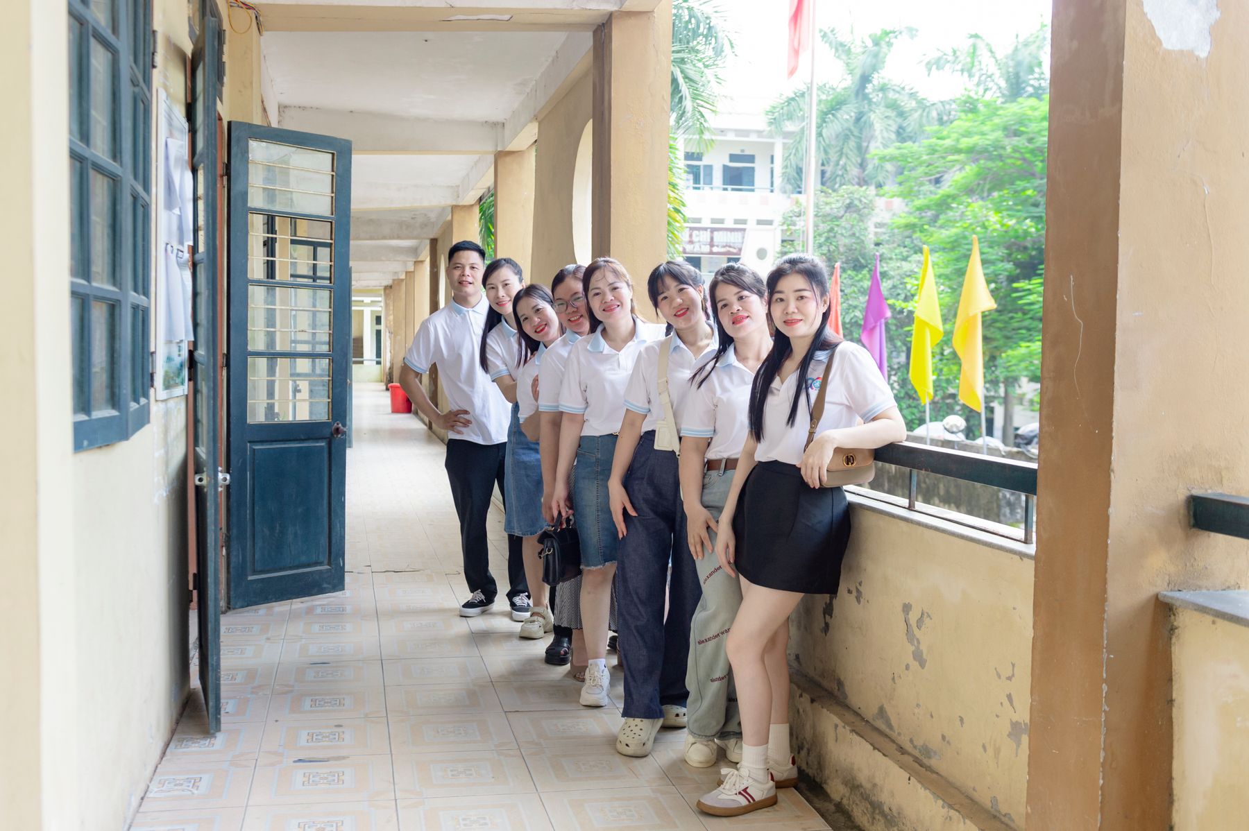 Nhóm học sinh Việt Nam trong hành lang trường tại Hà Nội
