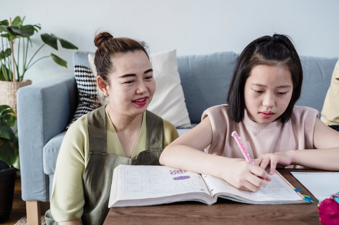 Mẹ và con cùng xem bài học tại nhà
